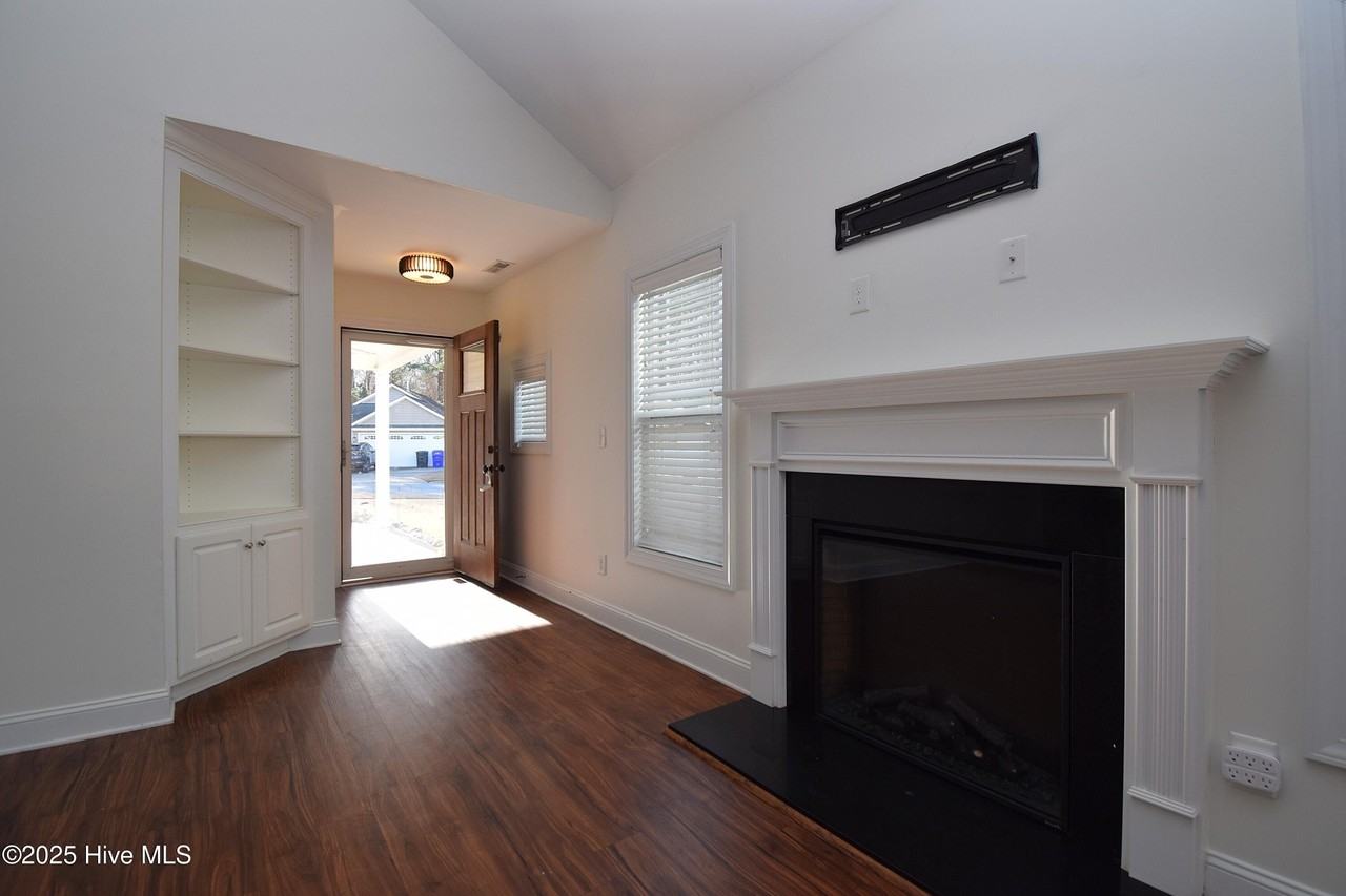 2401 Sawgrass Dr - Photo 3 of 20