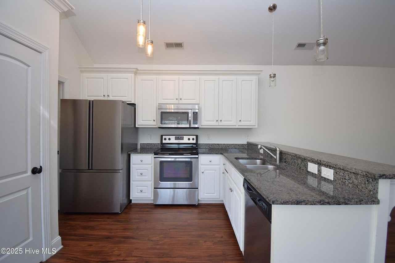 2401 Sawgrass Dr - Photo 4 of 20