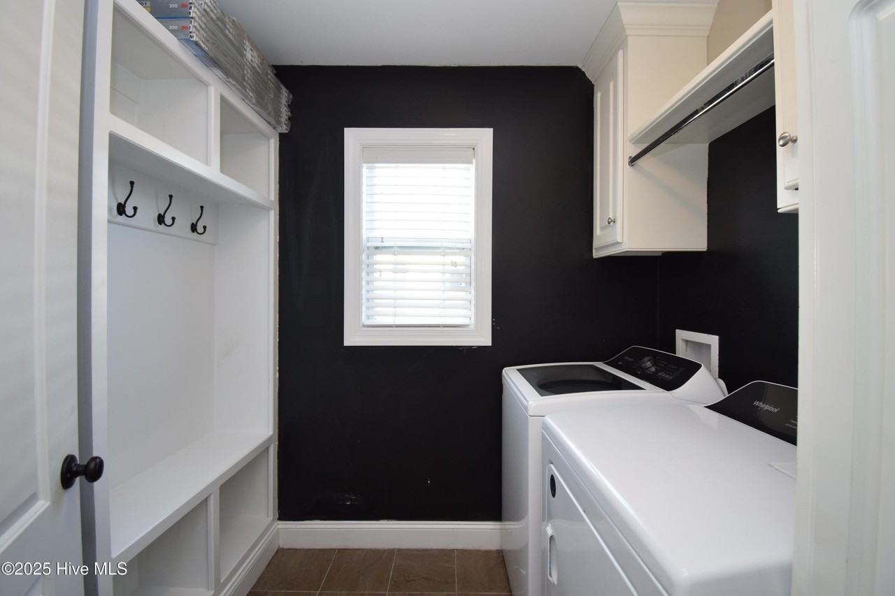 2401 Sawgrass Dr - Photo 5 of 20