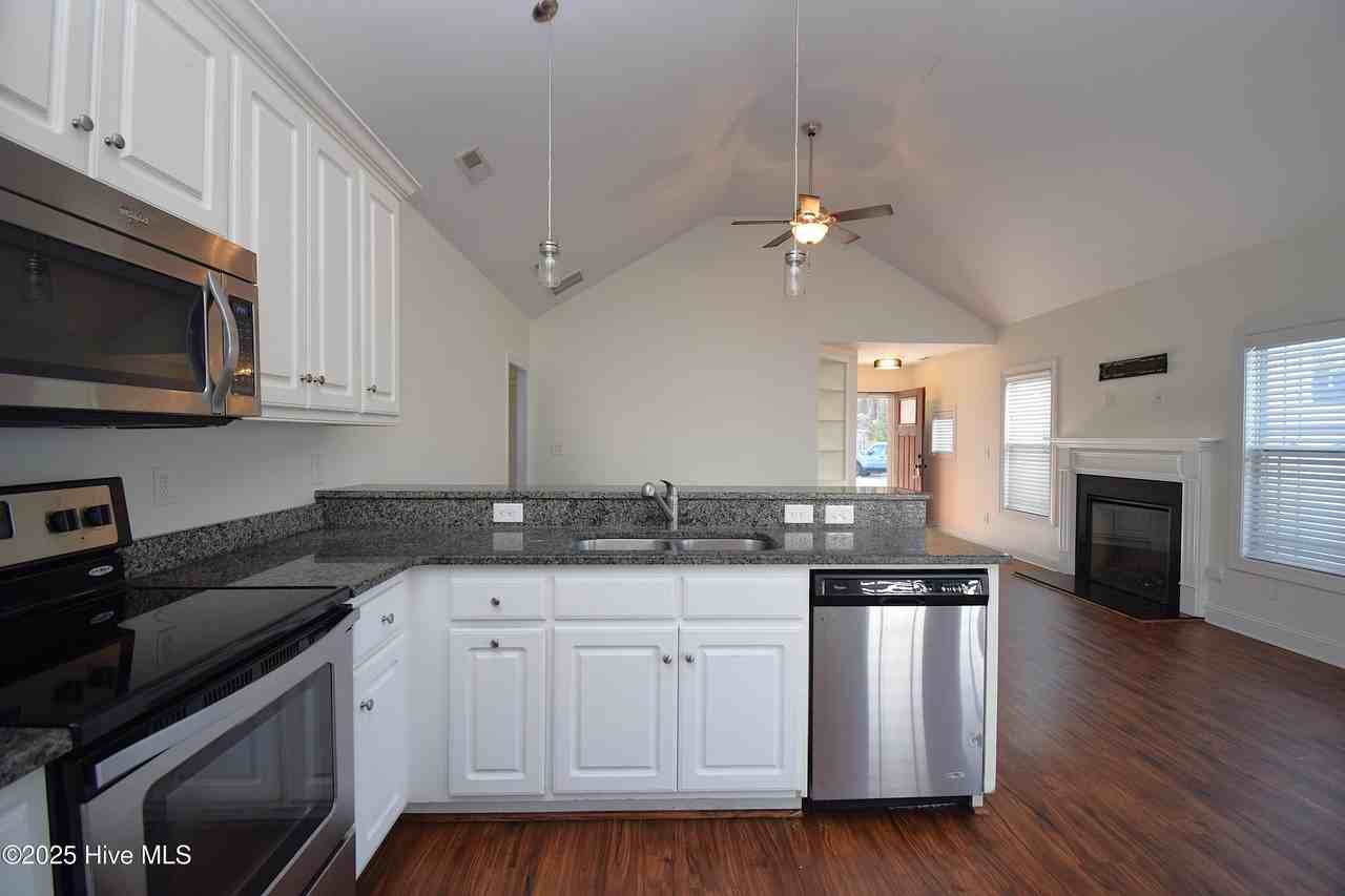 2401 Sawgrass Dr - Photo 6 of 20