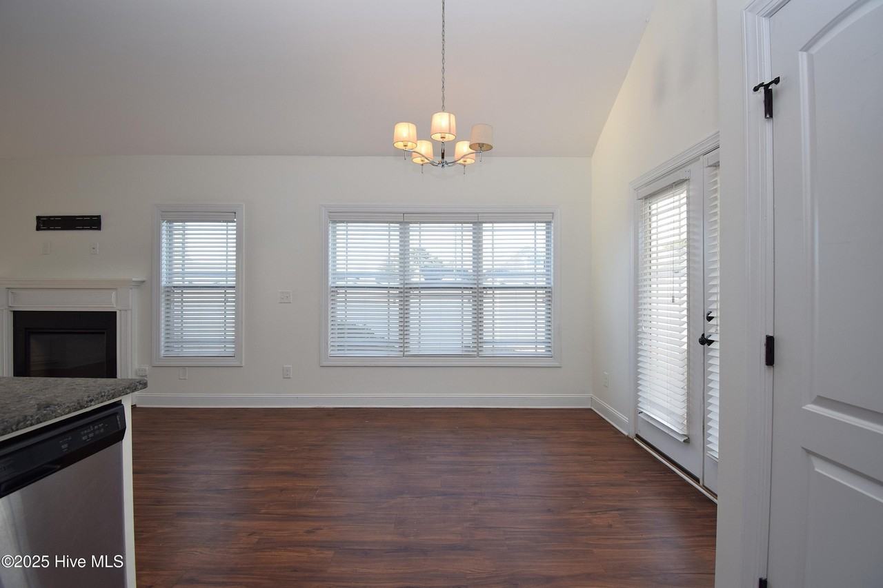 2401 Sawgrass Dr - Photo 7 of 20