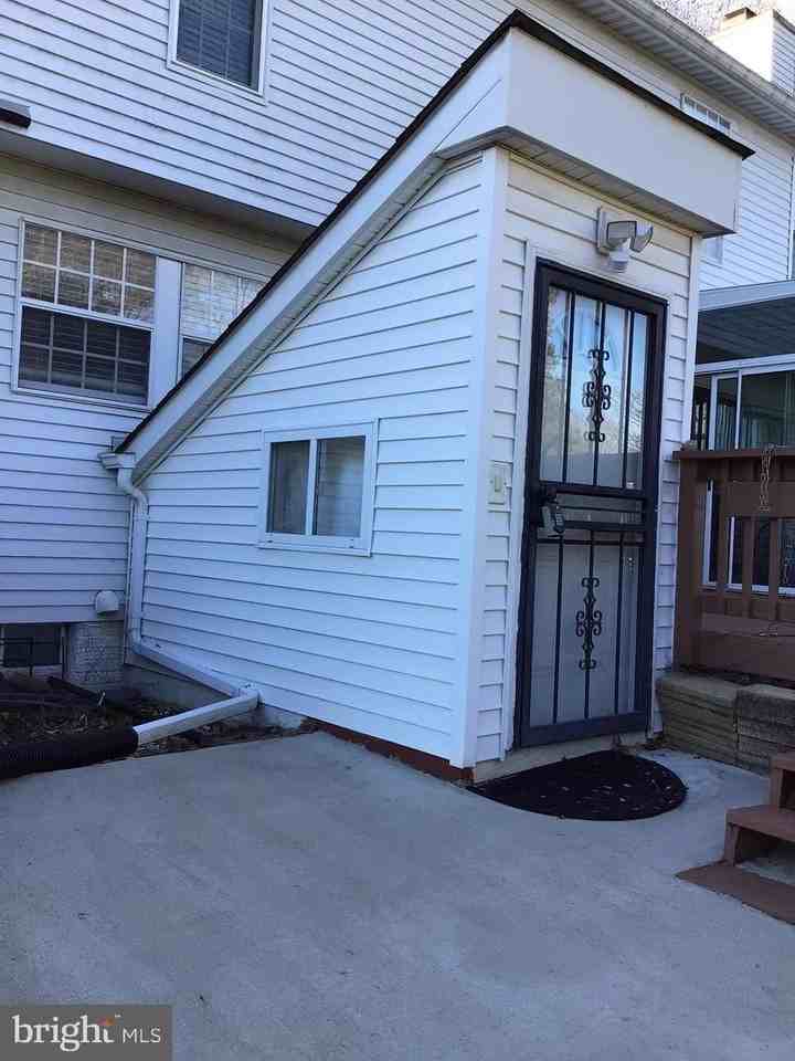 1307 Fairlakes Pl - Photo 2 of 14