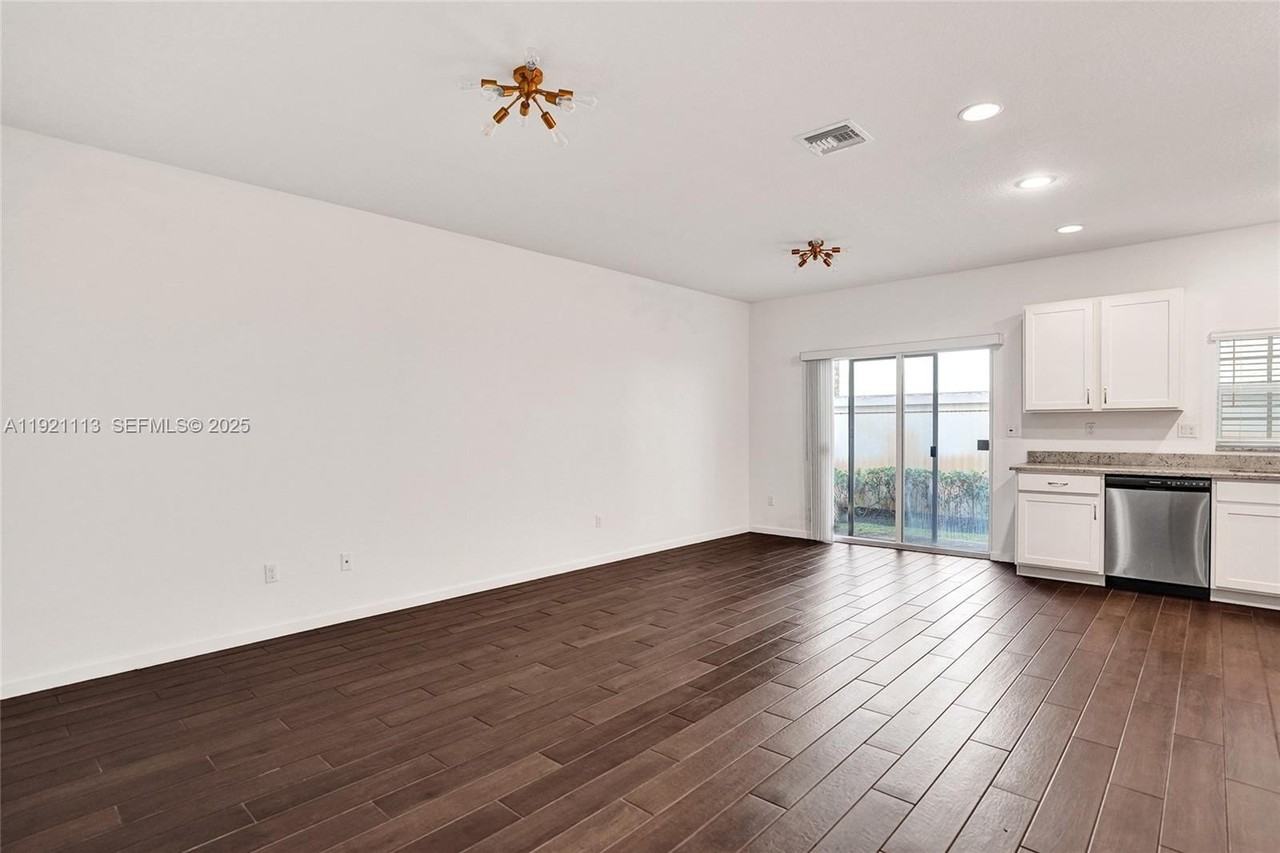 4029 Nw 11th Dr #4029 - Photo 3 of 28