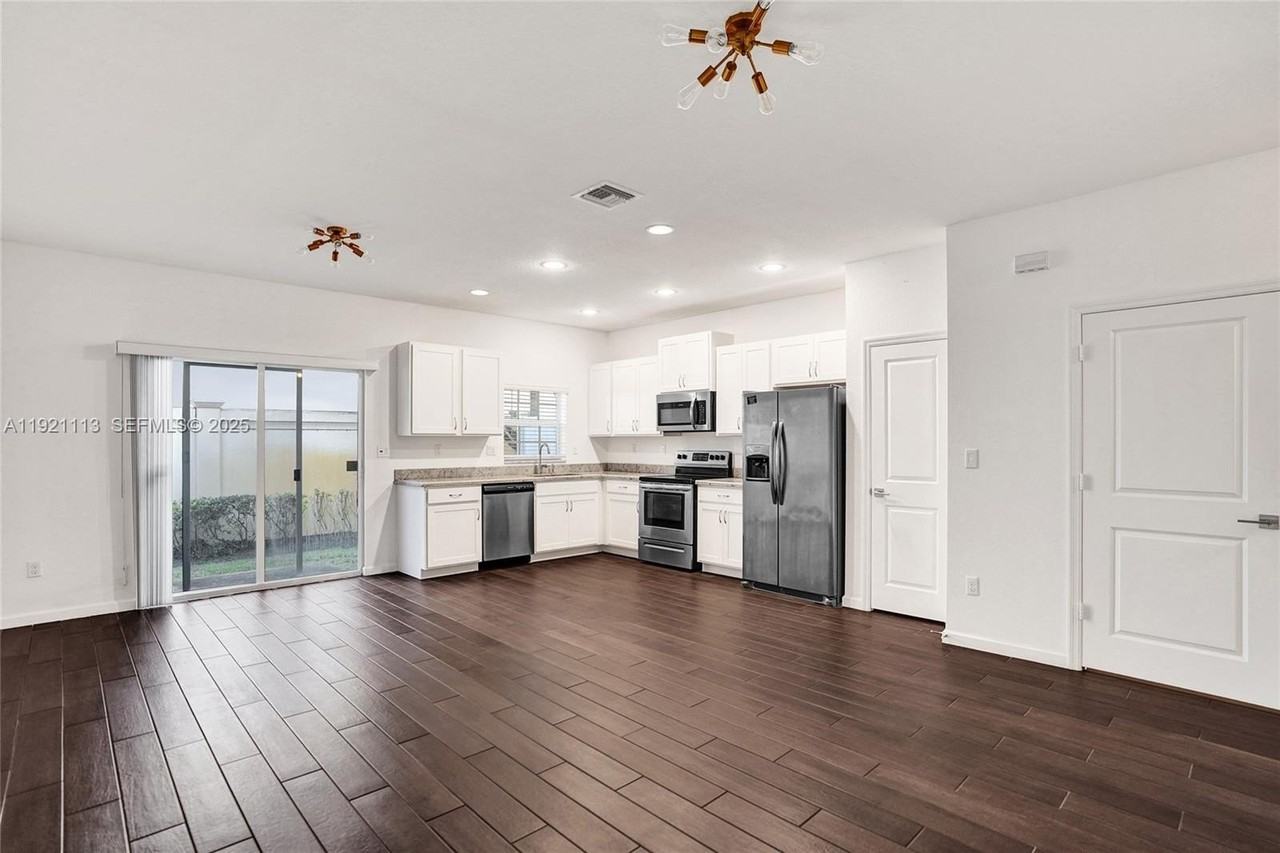 4029 Nw 11th Dr #4029 - Photo 4 of 28