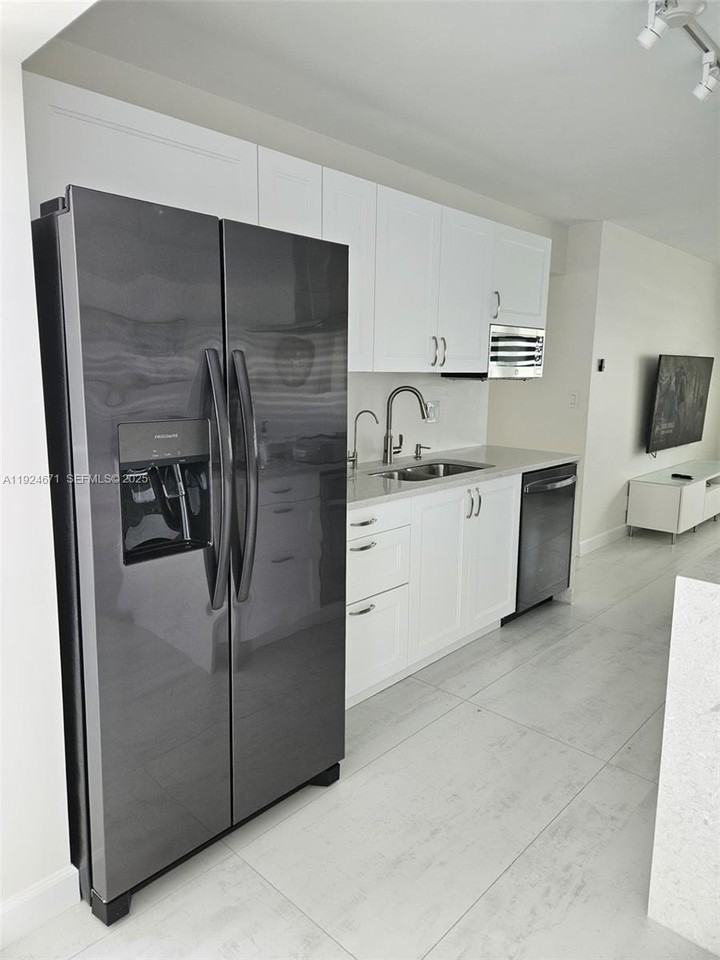 1001 Se 14th Dr - Photo 2 of 20