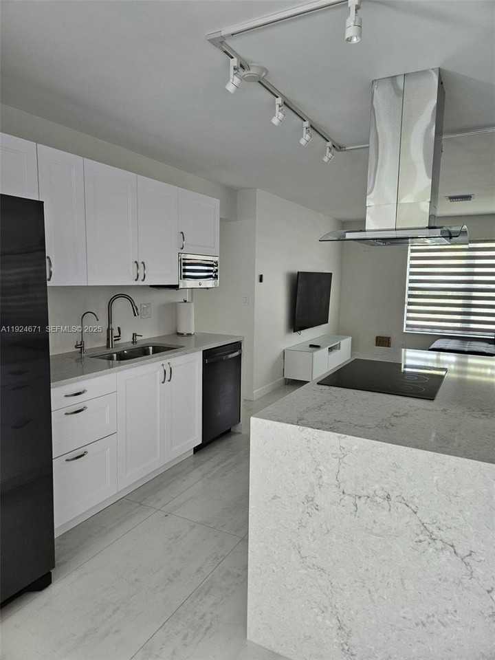 1001 Se 14th Dr - Photo 3 of 20