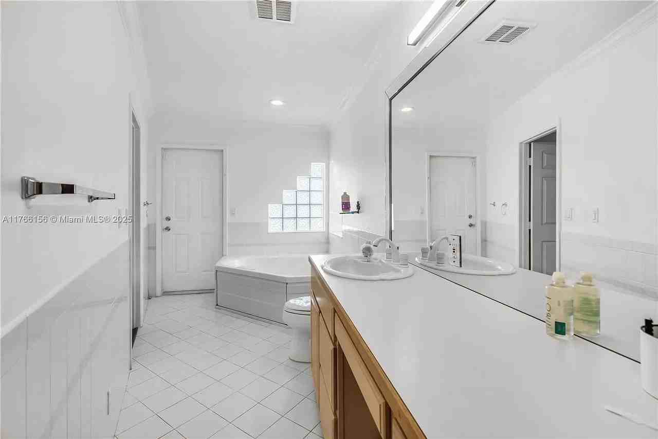 2424 Ne 18th Ave - Photo 5 of 5