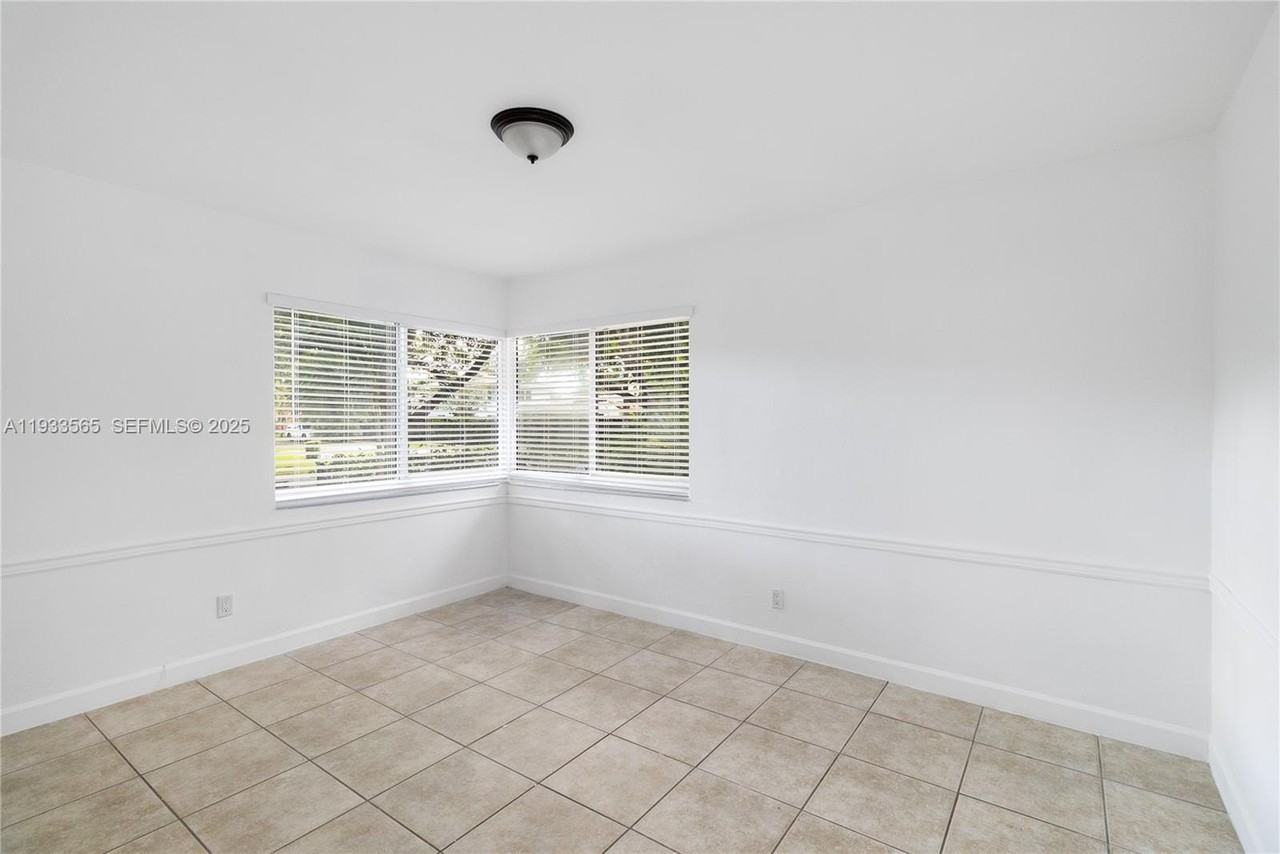 1114 Genoa St - Photo 7 of 26