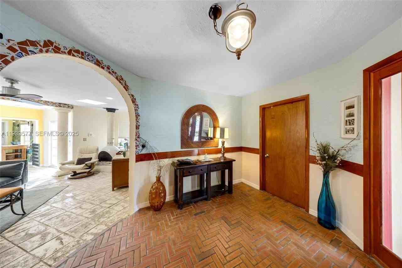 1840 Tigertail Ave - Photo 6 of 32