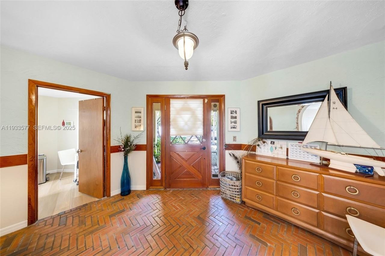 1840 Tigertail Ave - Photo 7 of 32