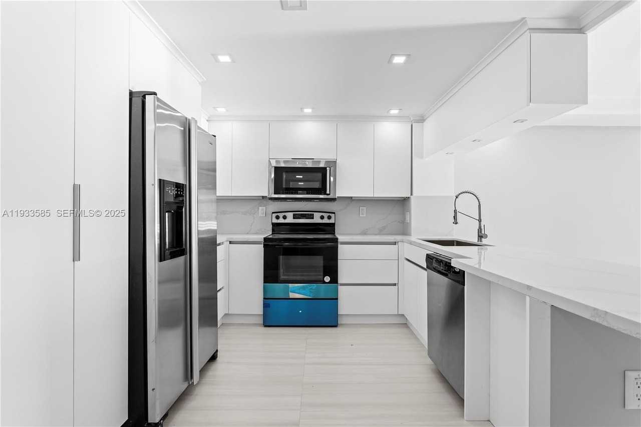 5555 Collins Ave #14N - Photo 4 of 14