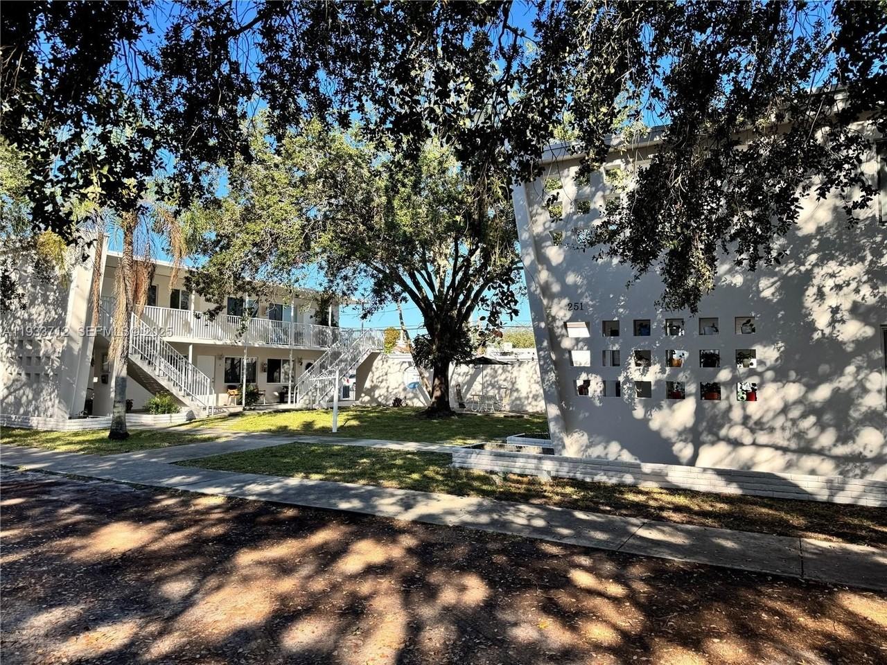 251 Hibiscus Dr #2 - Photo 6 of 20