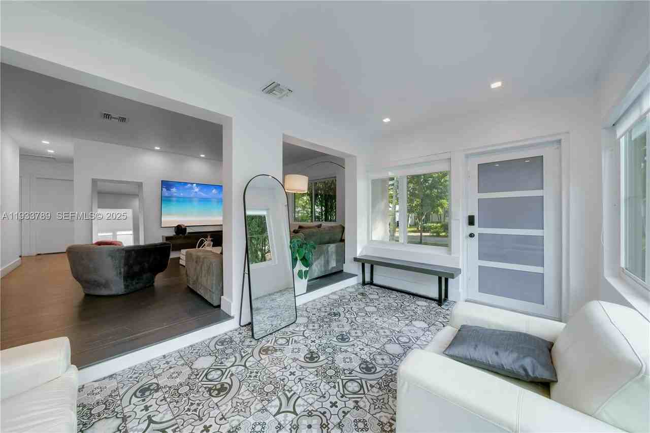 125 Nw 88th St - Photo 5 of 33