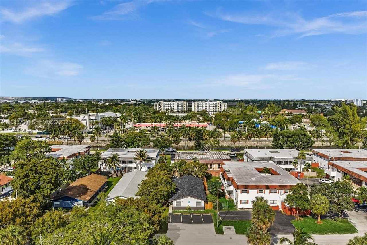 329 Sw 1st Ct #1 - Photo 2 of 34