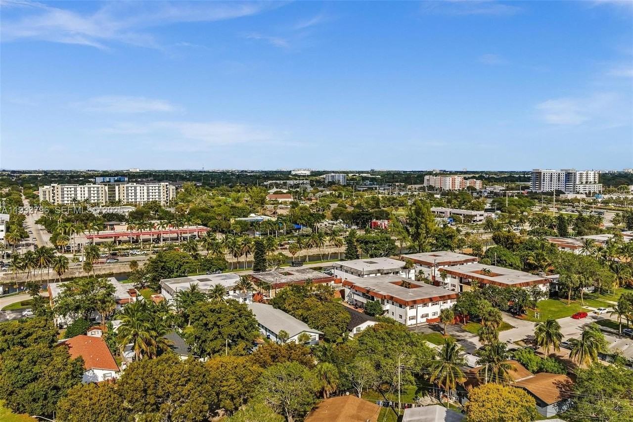 329 Sw 1st Ct #1 - Photo 4 of 34