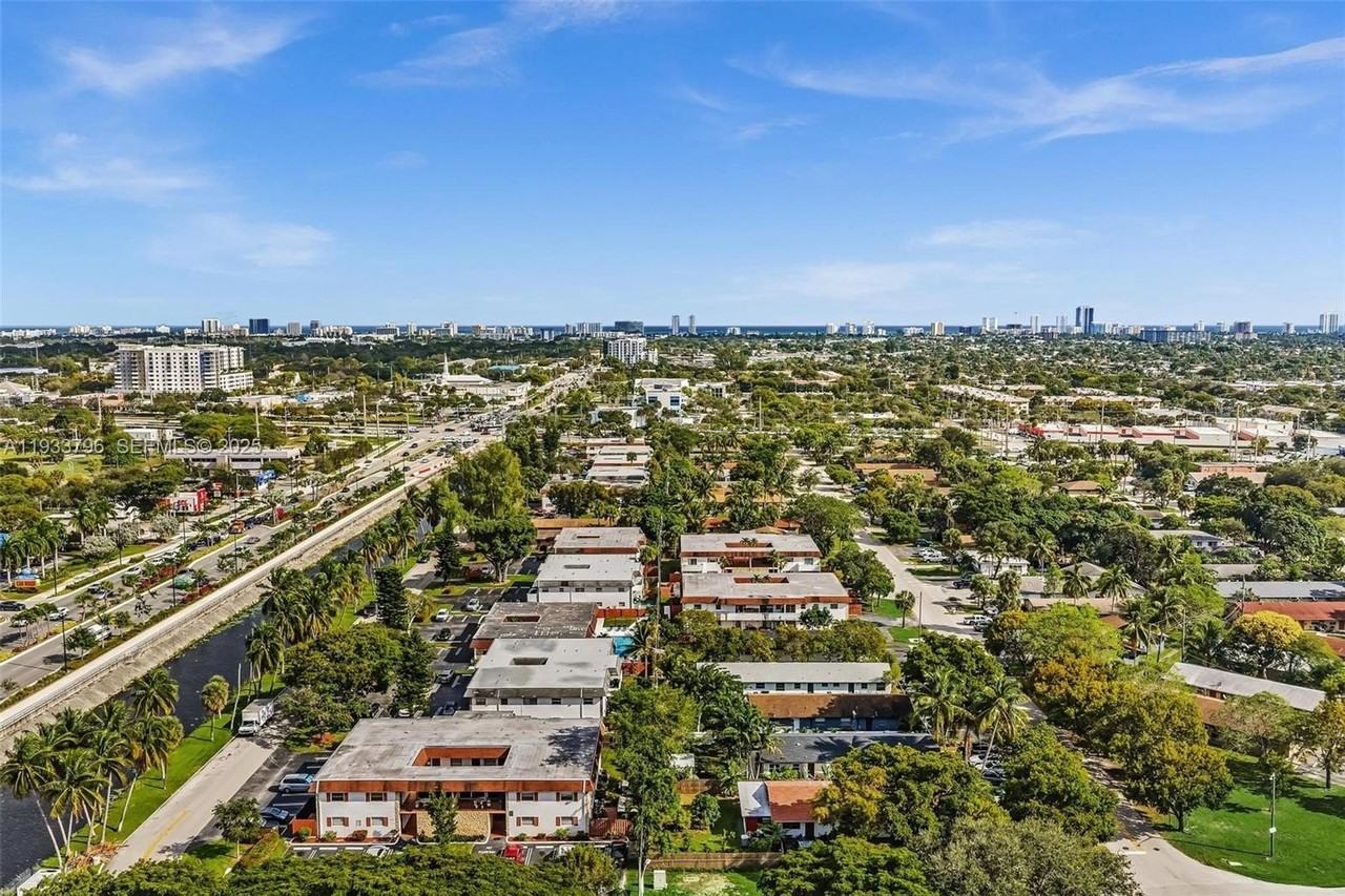 329 Sw 1st Ct #1 - Photo 5 of 34