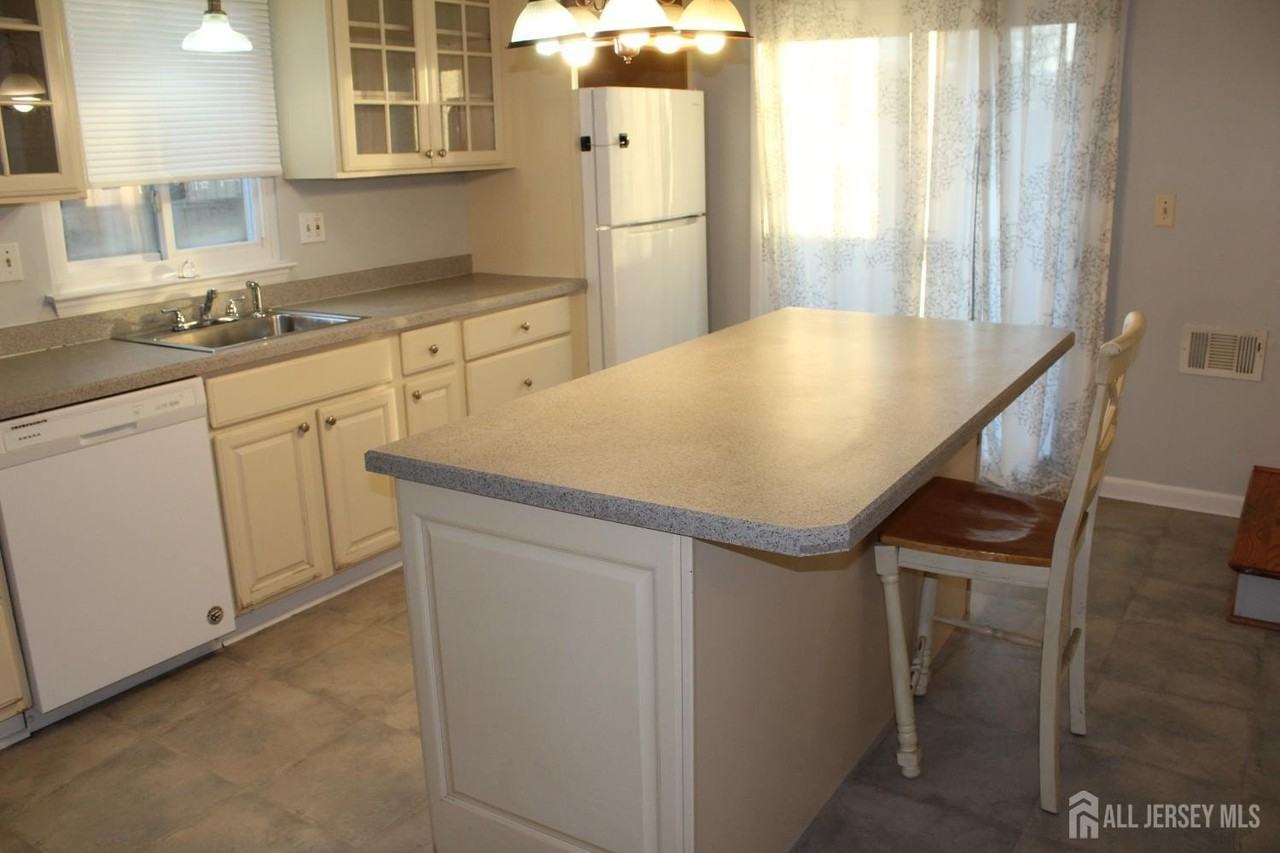 224 Westgate Dr - Photo 5 of 33