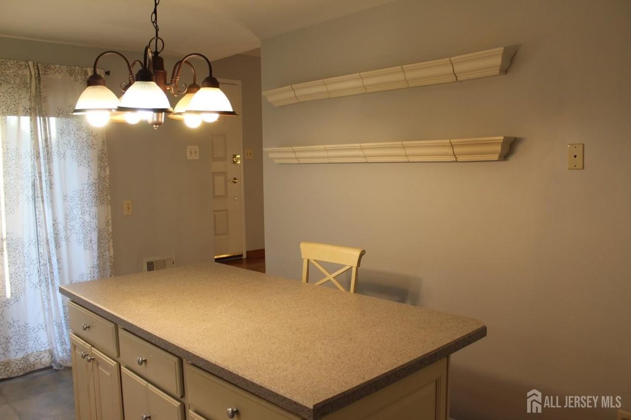 224 Westgate Dr - Photo 7 of 33