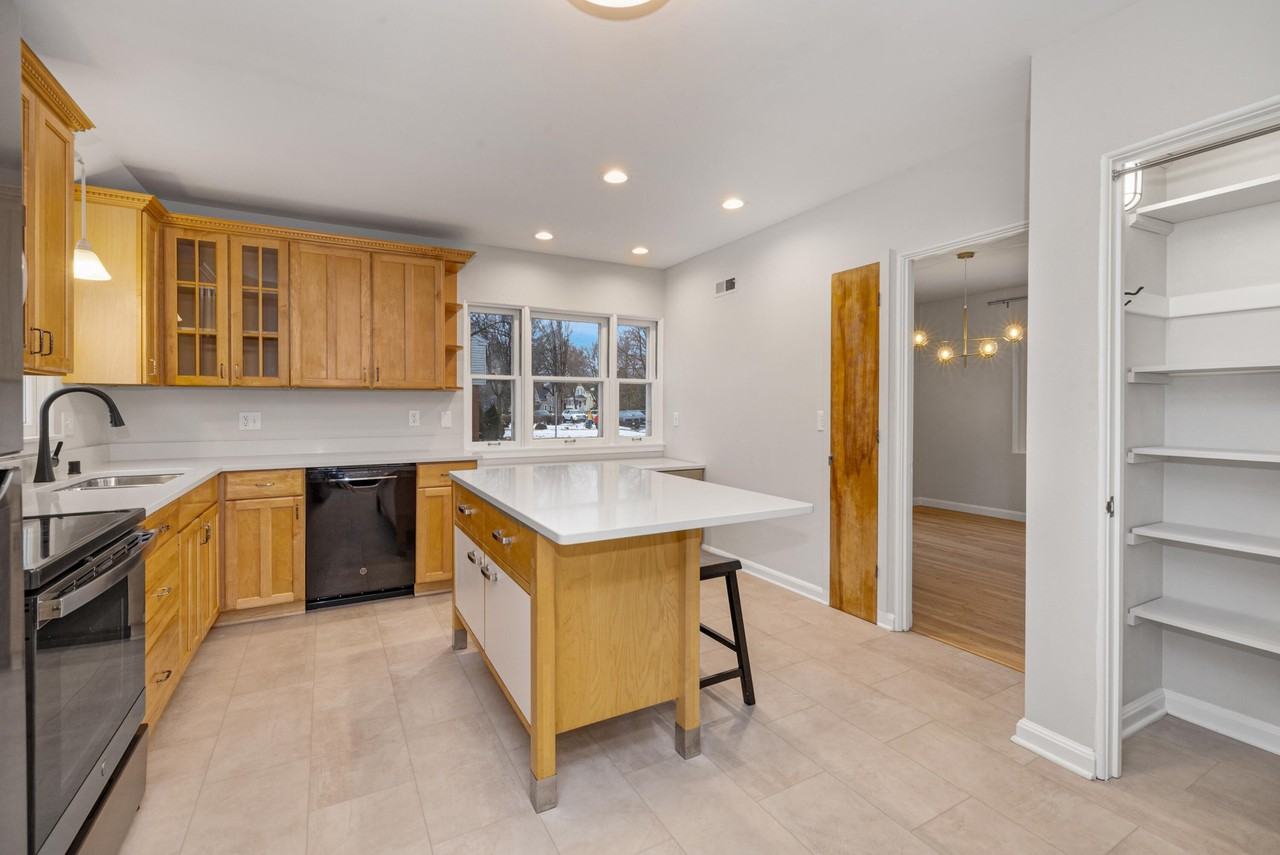 5873 N Santa Monica Blvd - Photo 6 of 22