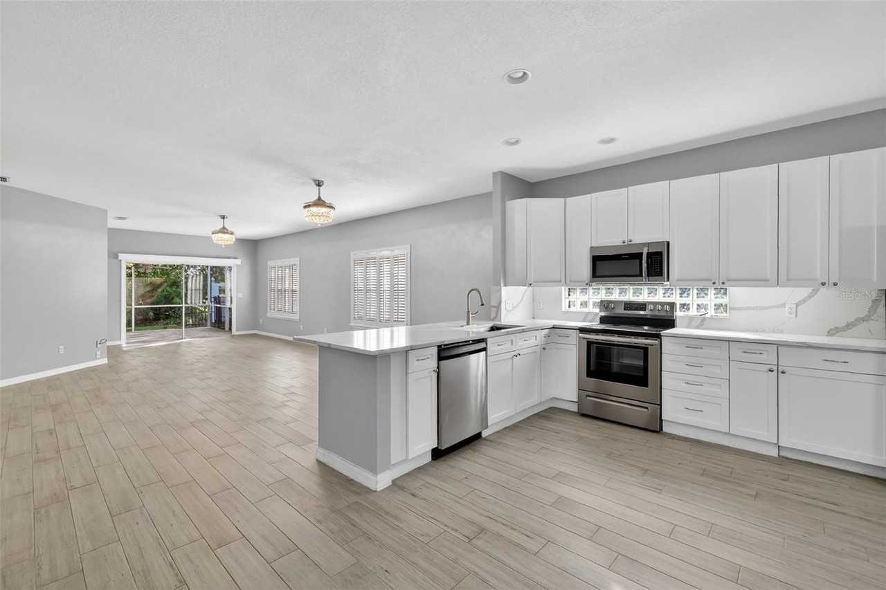 8025 Saint Andrews Way - Photo 4 of 25