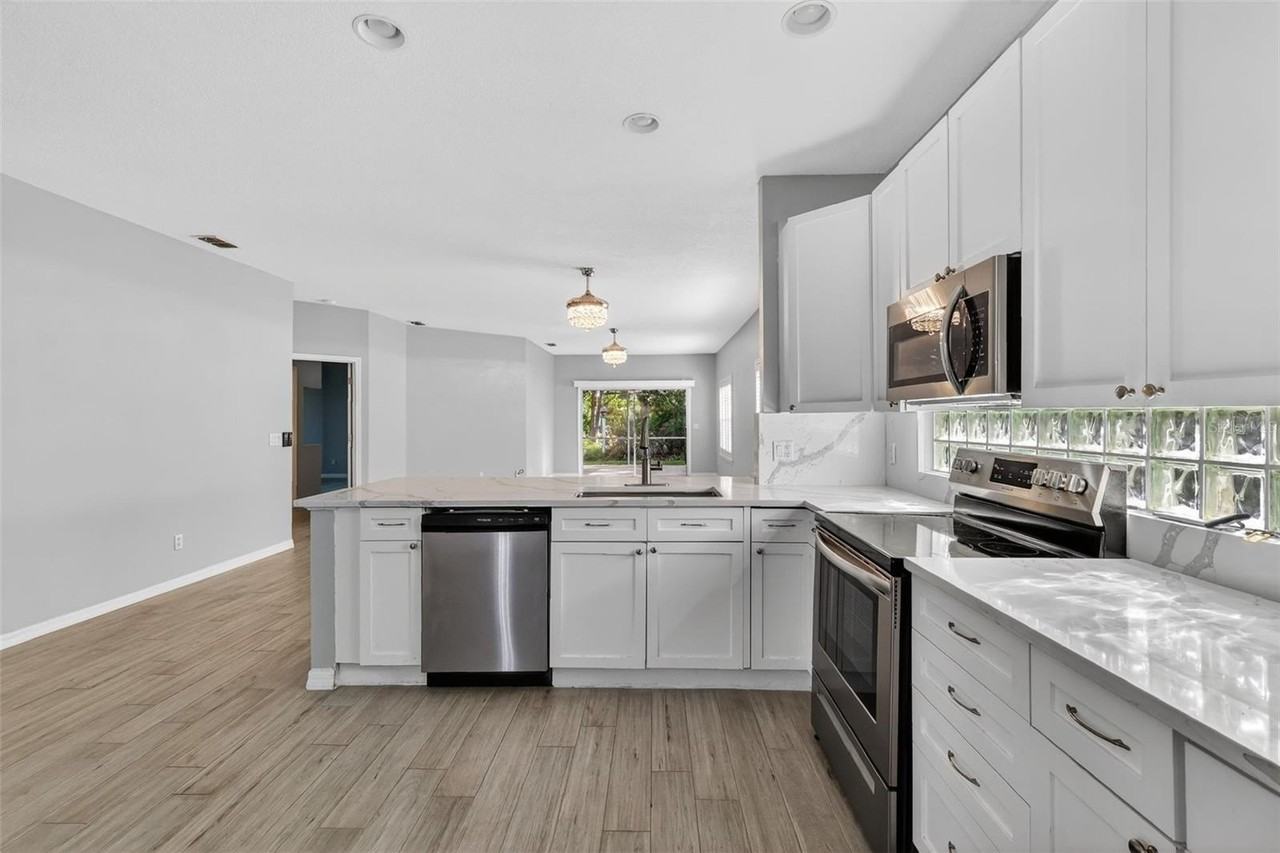 8025 Saint Andrews Way - Photo 5 of 25