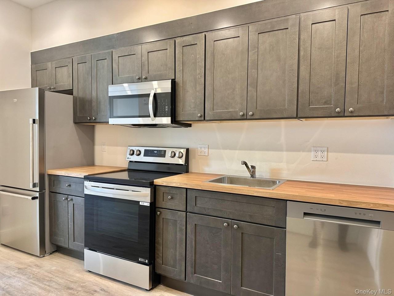 362 W Merrick Rd Unit 203 #203 - Photo 3 of 5