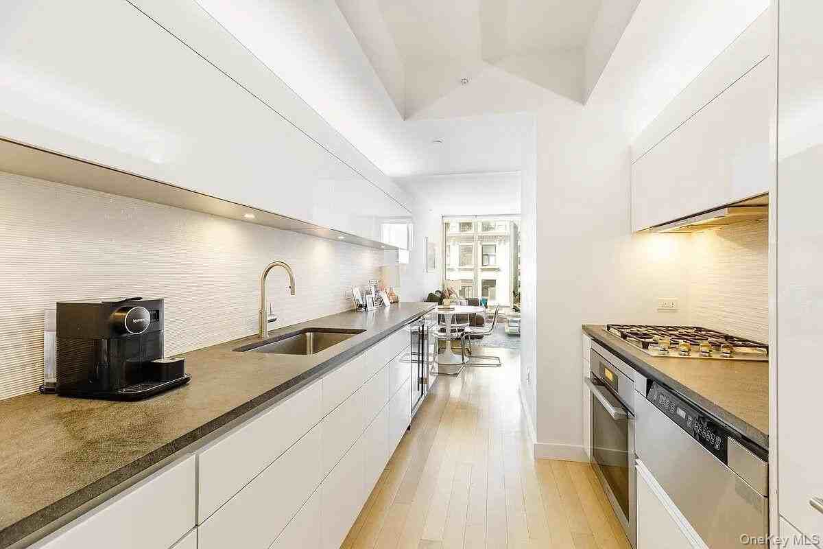 241 5th Ave Apt 11a #11A - Photo 2 of 20