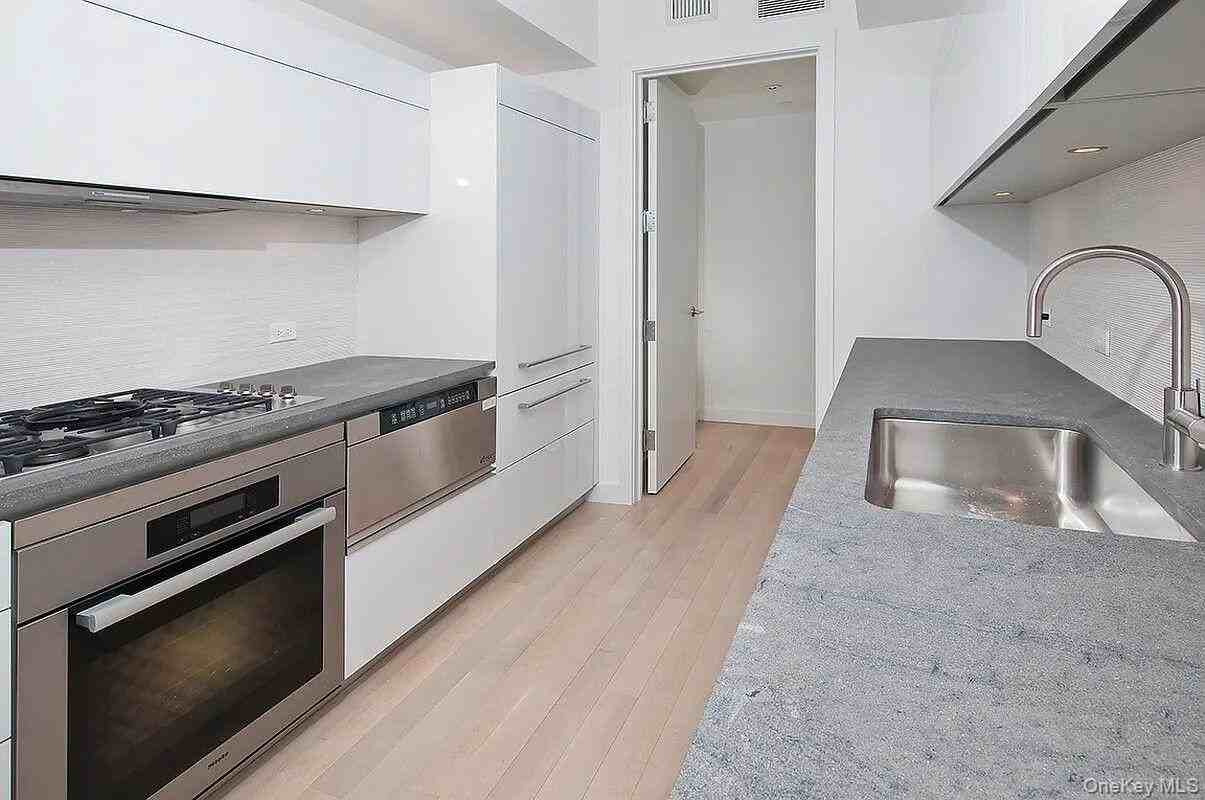 241 5th Ave Apt 11a #11A - Photo 3 of 20