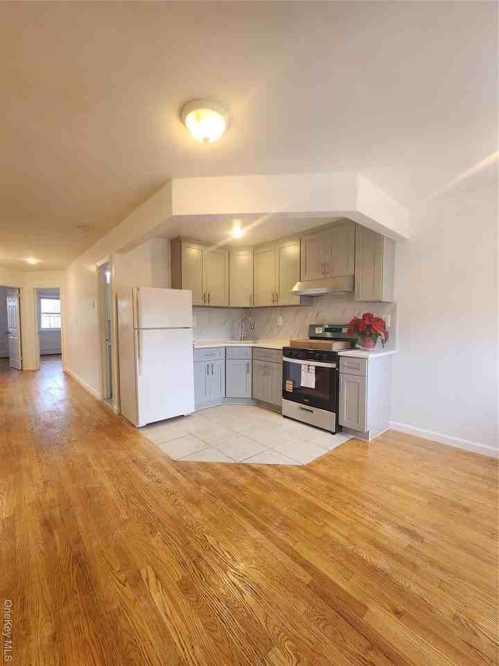 6121 159th St - Photo 2 of 11