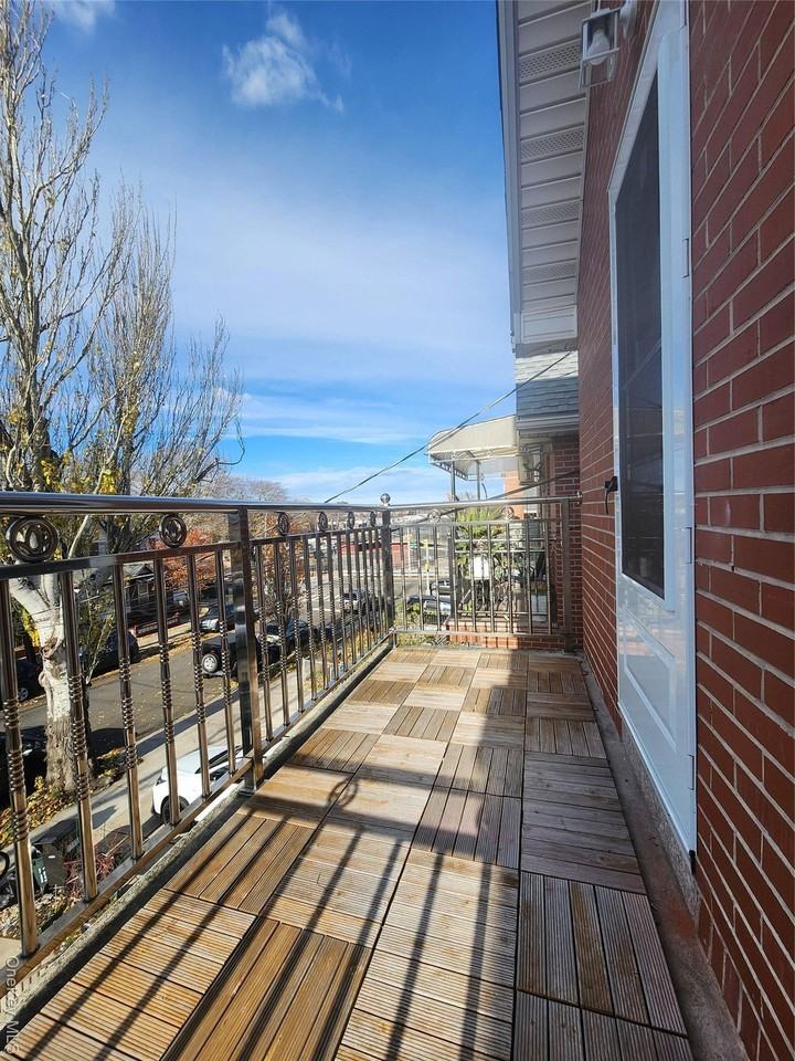 6121 159th St - Photo 5 of 11