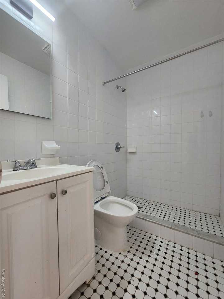 6121 159th St - Photo 6 of 11