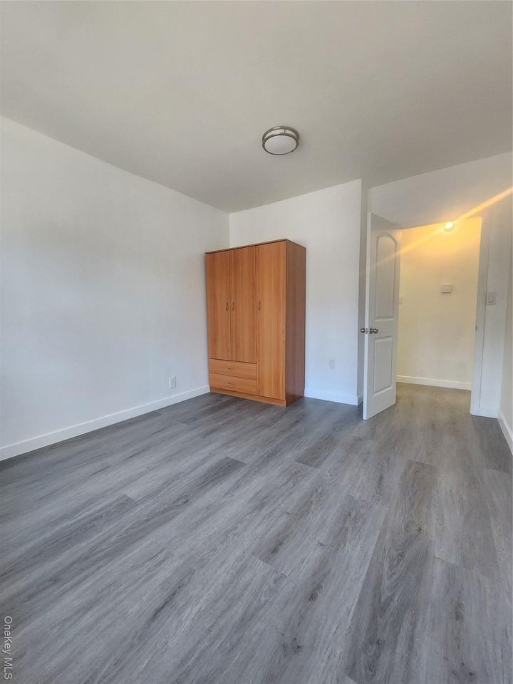 6121 159th St - Photo 4 of 6