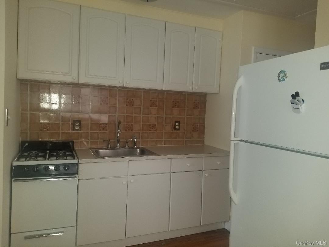 625 E Broadway Apt 4 #4 - Photo 3 of 6