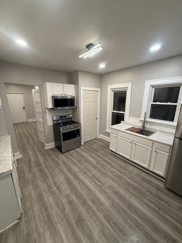 746 N Schuyler Ave - Photo 3 of 50