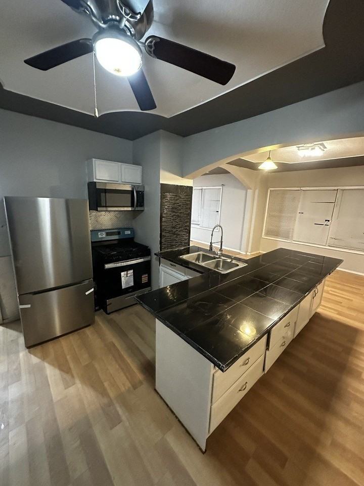 435 S Poplar Ave - Photo 2 of 45