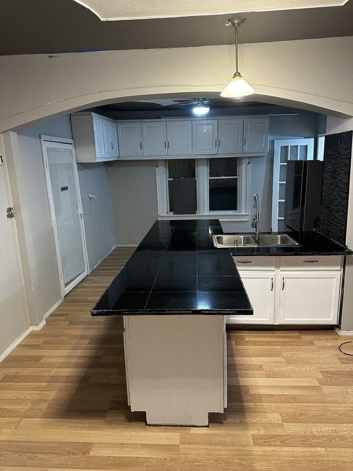 435 S Poplar Ave - Photo 3 of 45