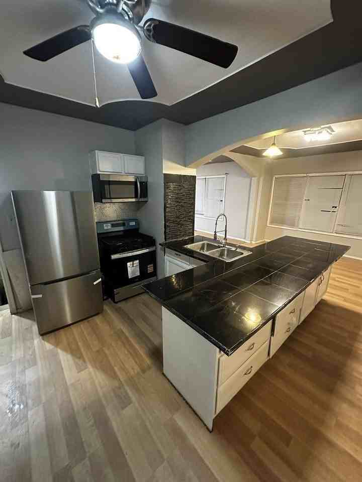 435 S Poplar Ave - Photo 4 of 45