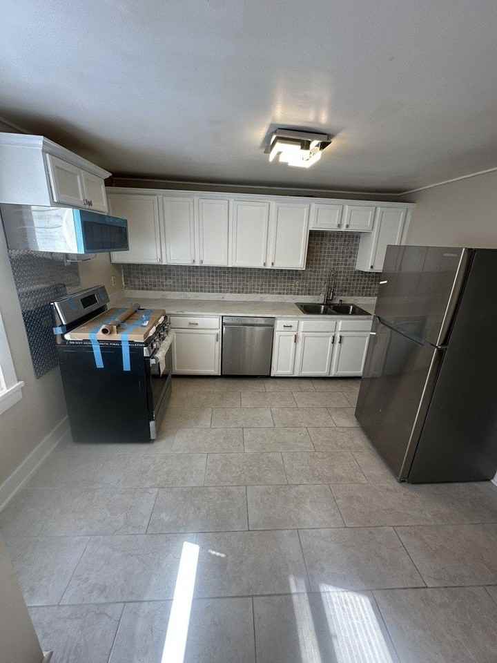 554 W Station St - Photo 3 of 38