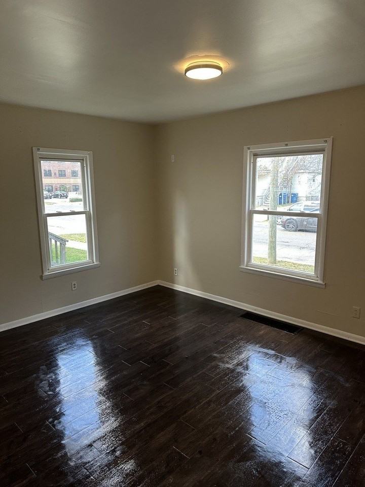 554 W Station St - Photo 5 of 38