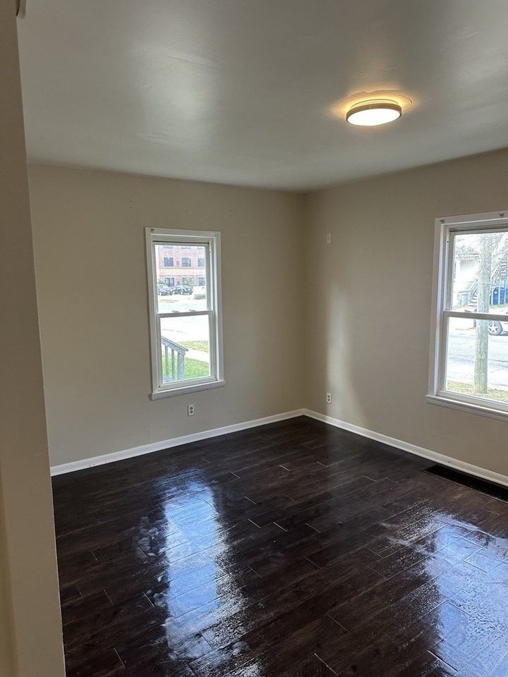 554 W Station St - Photo 6 of 38