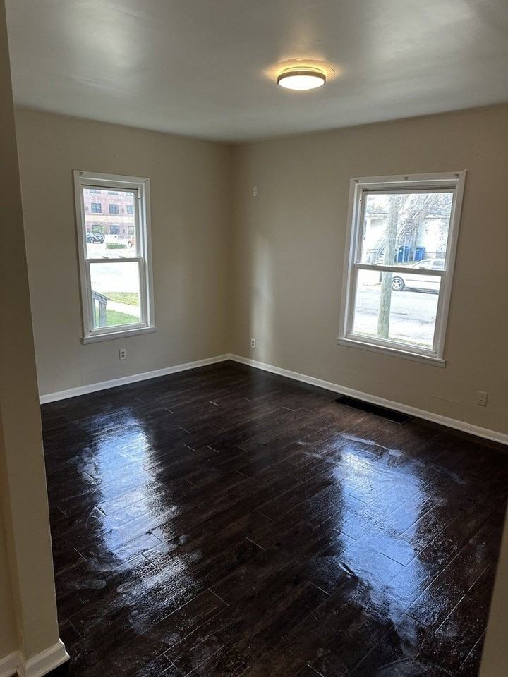 554 W Station St - Photo 7 of 38