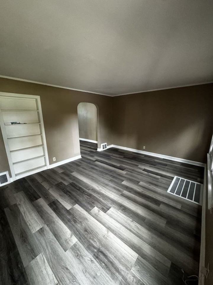 9556 S Forest Ave - Photo 3 of 16