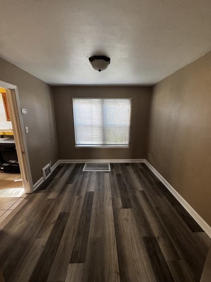 9556 S Forest Ave - Photo 4 of 16