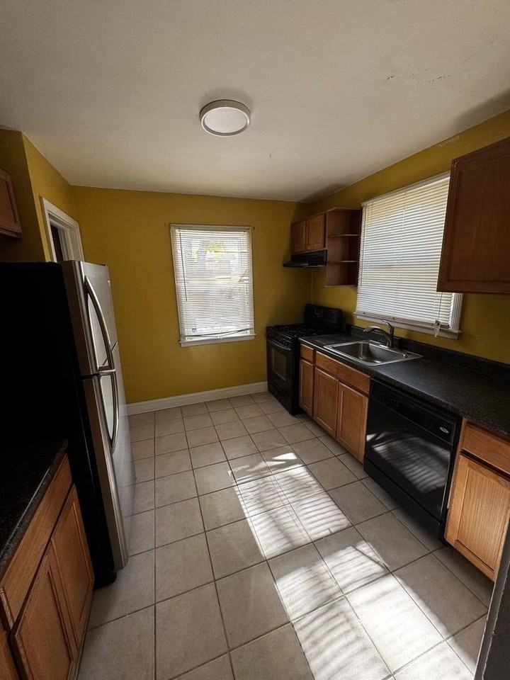 9556 S Forest Ave - Photo 5 of 16