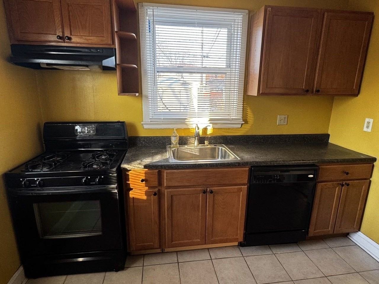 9556 S Forest Ave - Photo 6 of 16