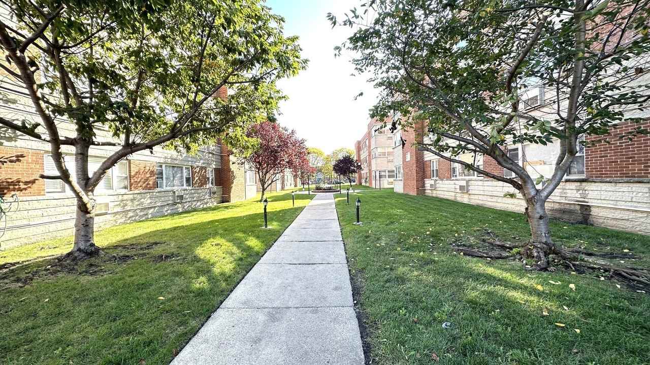 2409 W Balmoral Ave Apt 2d #2D - Photo 2 of 10