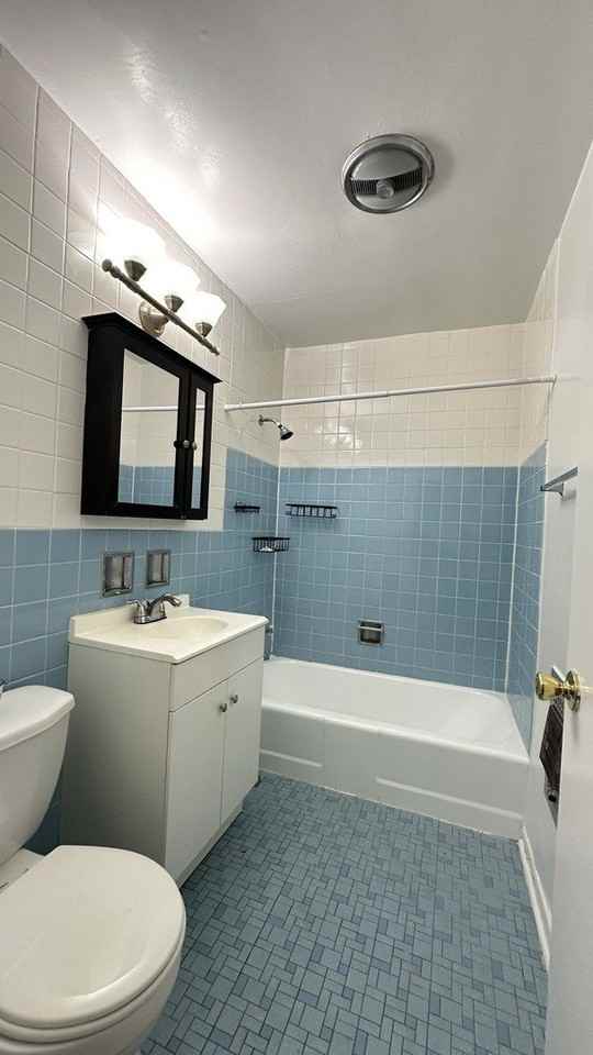 2409 W Balmoral Ave Apt 2d #2D - Photo 3 of 10