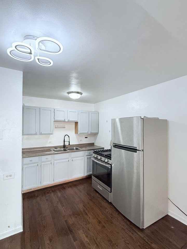 2409 W Balmoral Ave Apt 2d #2D - Photo 7 of 10