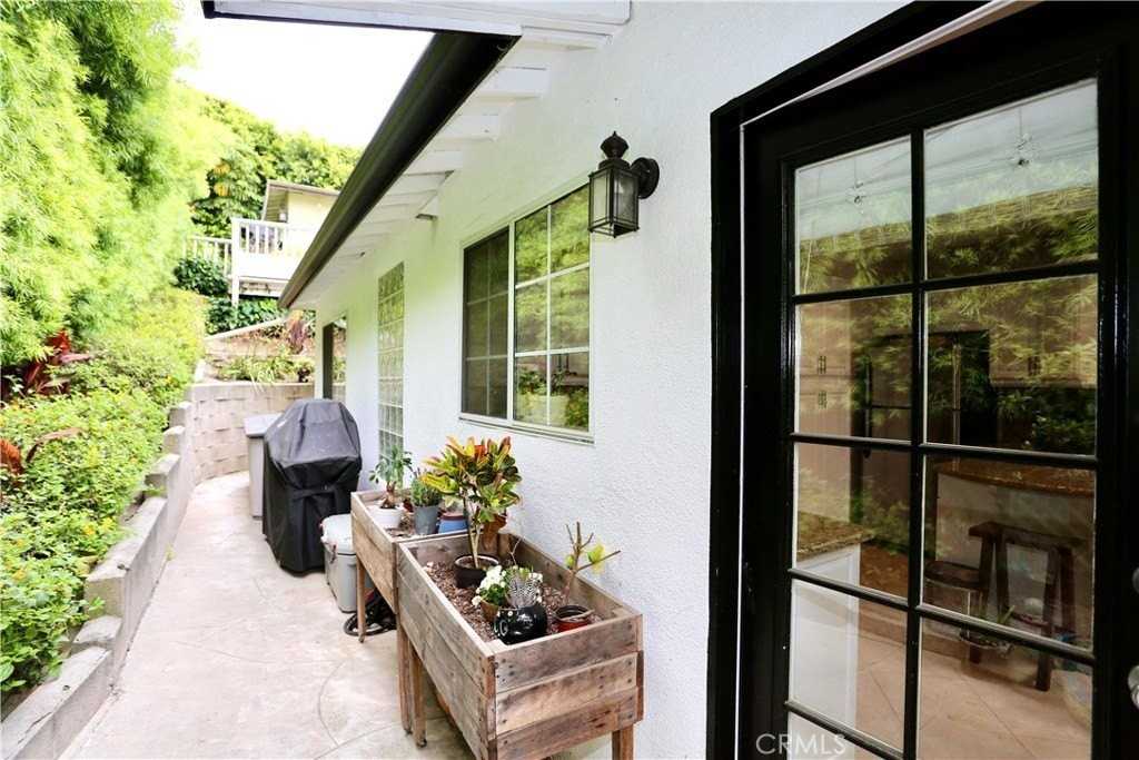 635 Saint Anns Dr - Photo 3 of 10