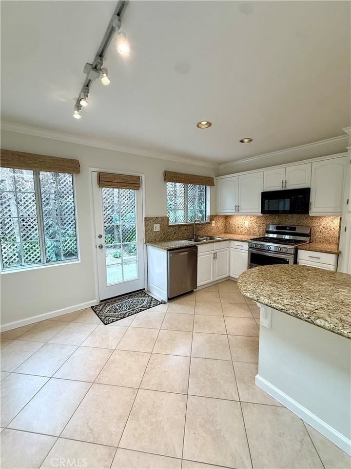 635 Saint Anns Dr - Photo 5 of 10